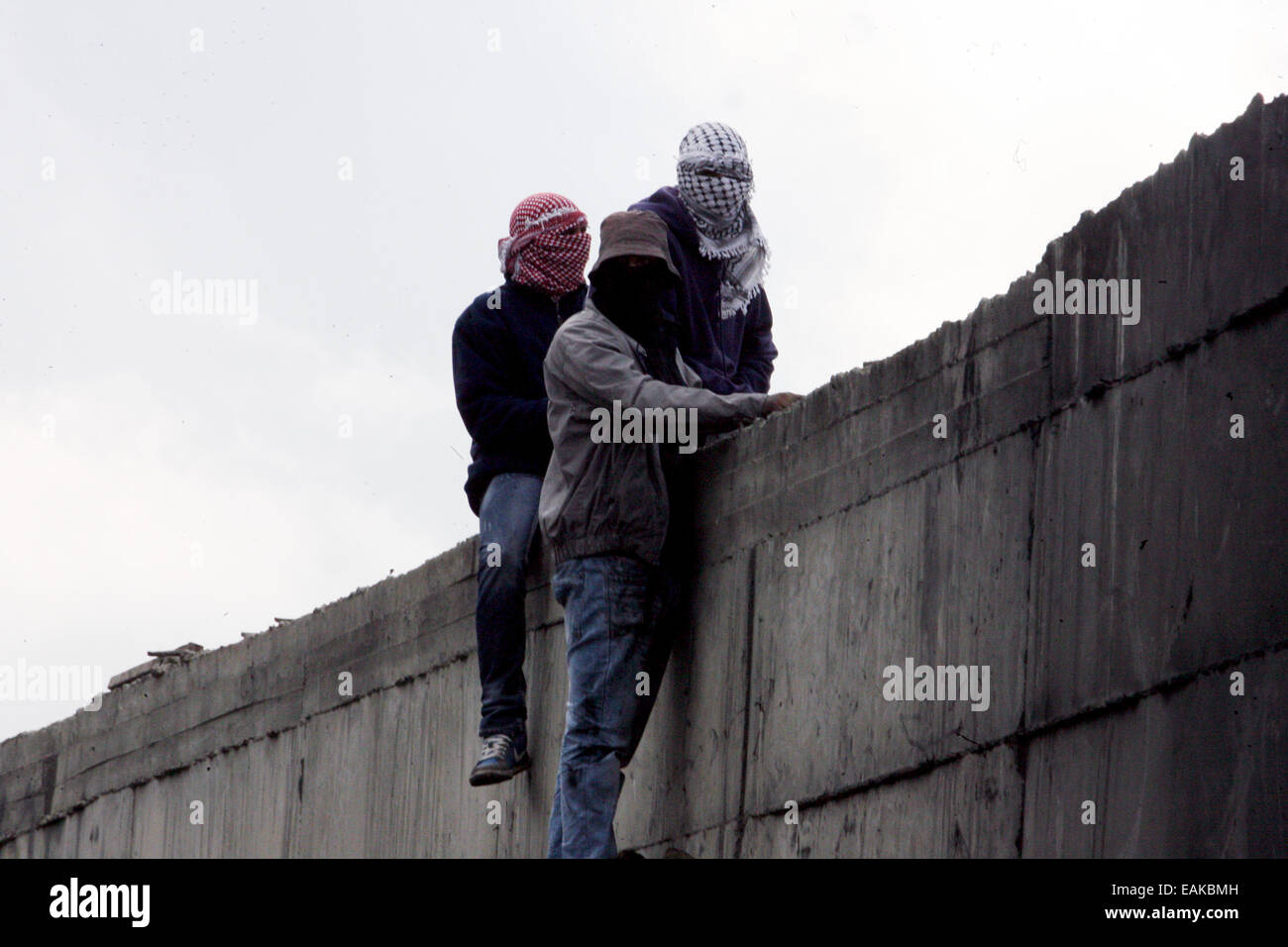 Abu Dis. 17 novembre, 2014. Les Palestiniens d'un mur d'escalade dans la ville d'Abu Dis, à l'Est de Jérusalem. Credit : PACIFIC PRESS/Alamy Live News Banque D'Images