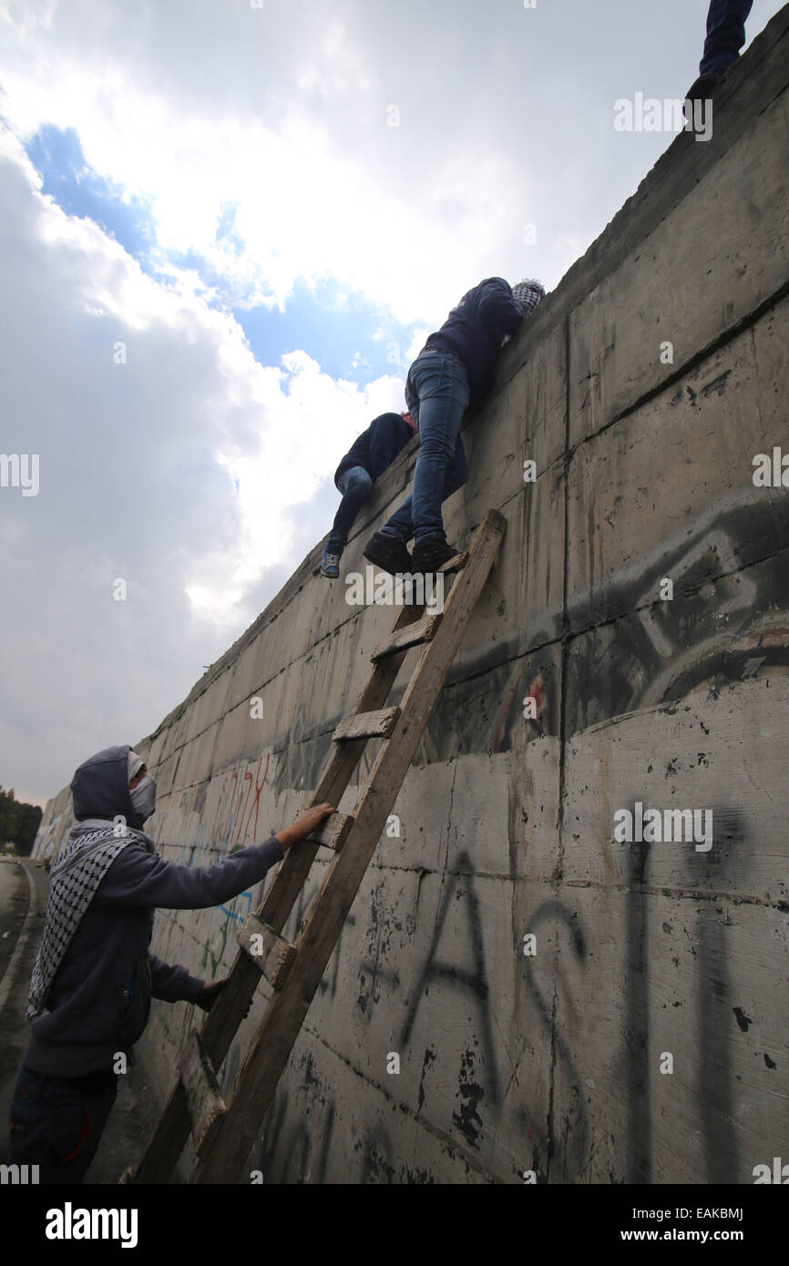 Abu Dis. 17 novembre, 2014. Les Palestiniens d'un mur d'escalade dans la ville d'Abu Dis, à l'Est de Jérusalem. Credit : PACIFIC PRESS/Alamy Live News Banque D'Images