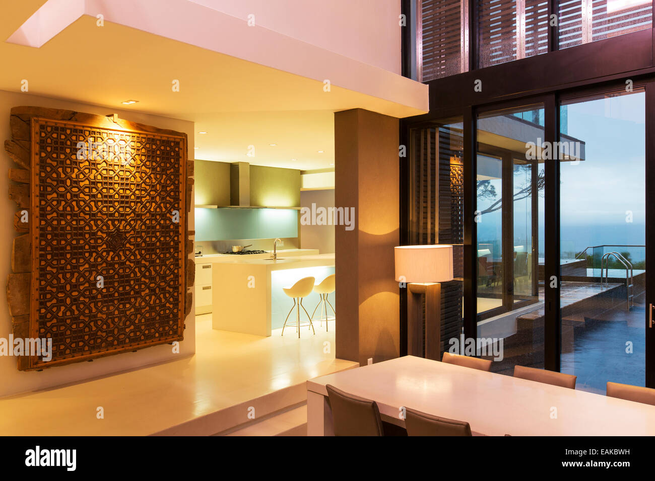 Vue de la salle à manger et cuisine avec la peinture abstraite, hanging on wall Banque D'Images