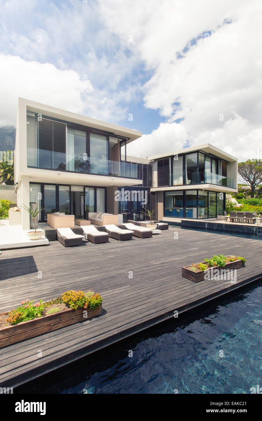 Maison moderne avec grande terrasse et piscine Banque D'Images