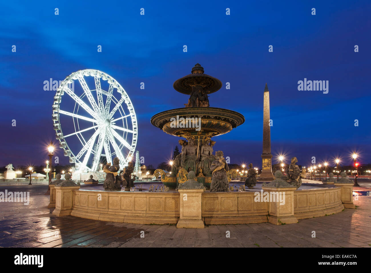 Fontaine sur la Place de la Concorde place en face d'une grande roue et d'un obélisque, Paris, Ile-de-France, France Banque D'Images