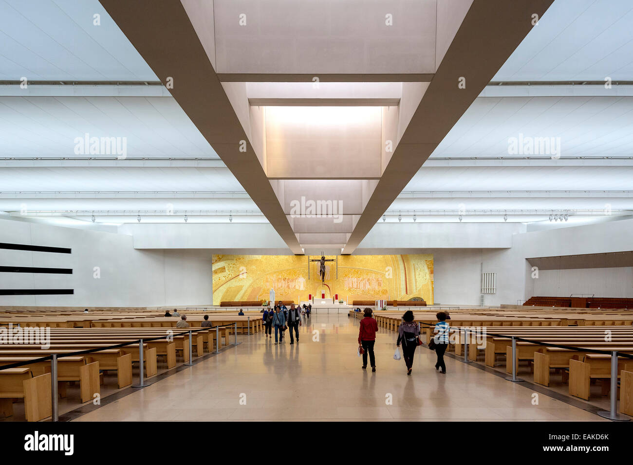 Intérieur de l'église moderne de la Très Sainte Trinité ou Igreja da Santissima Trindade, Cova da Iria, Fátima Banque D'Images