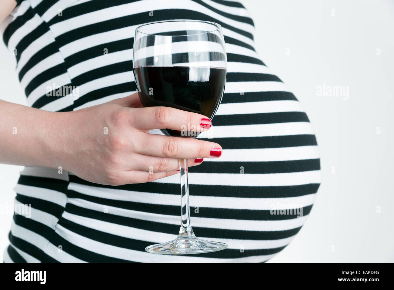 Close up of pregnant woman boire de l'alcool Banque D'Images