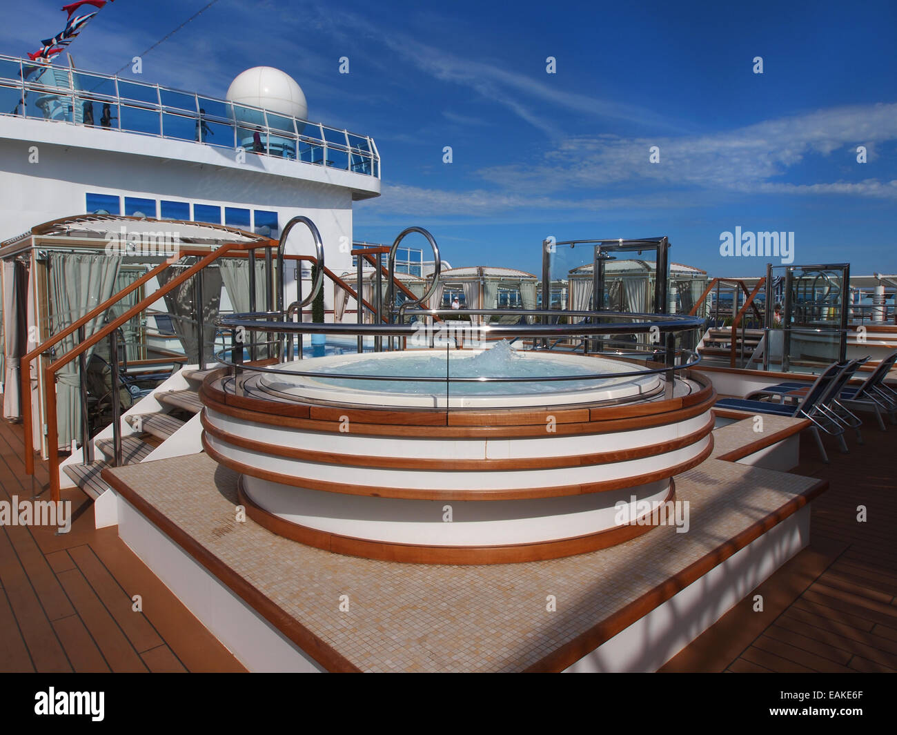 Vue sur le pont des navires de croisière de luxe avec piscine et spa Banque D'Images