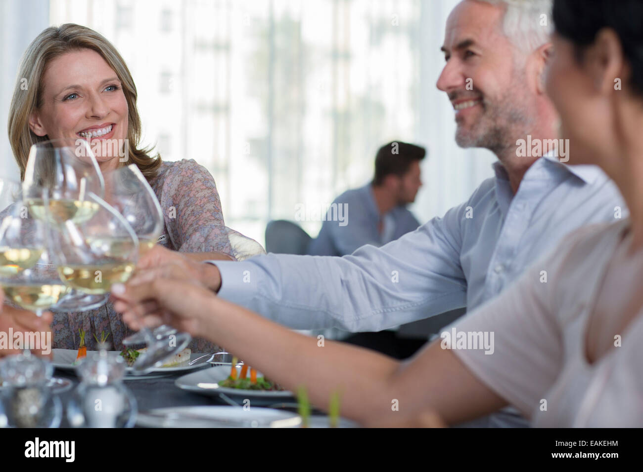 Les gens porter un toast avec du vin blanc dans le Banque D'Images