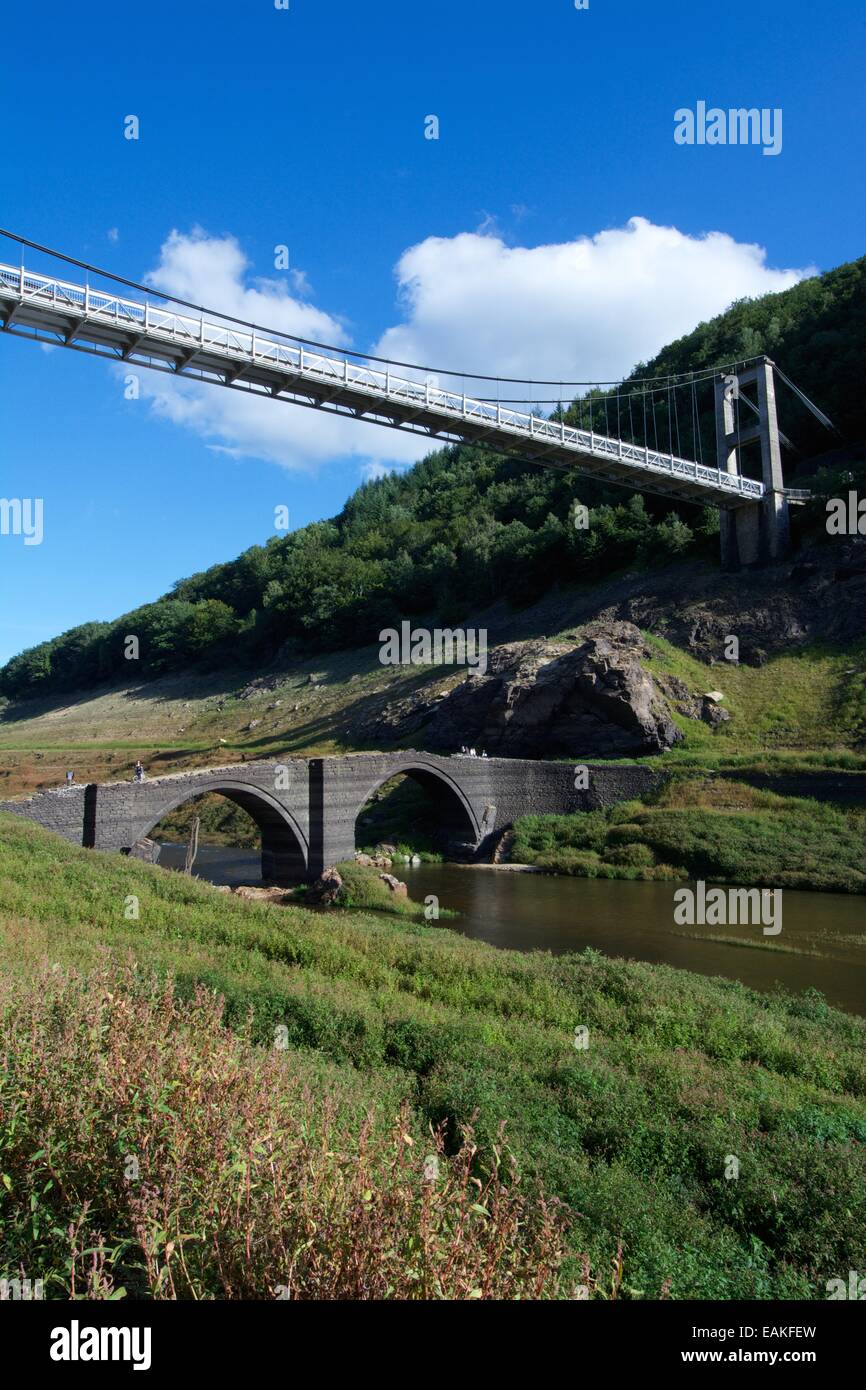 Barrage de Sarrans et séchées voir du nouveau et ancien pont de Treboul, Cantal, Auvergne, France Banque D'Images Barrage de Sarrans et séchées voir du nouveau et ancien pont de Treboul, Cantal, Auvergne, France Banque D'Images