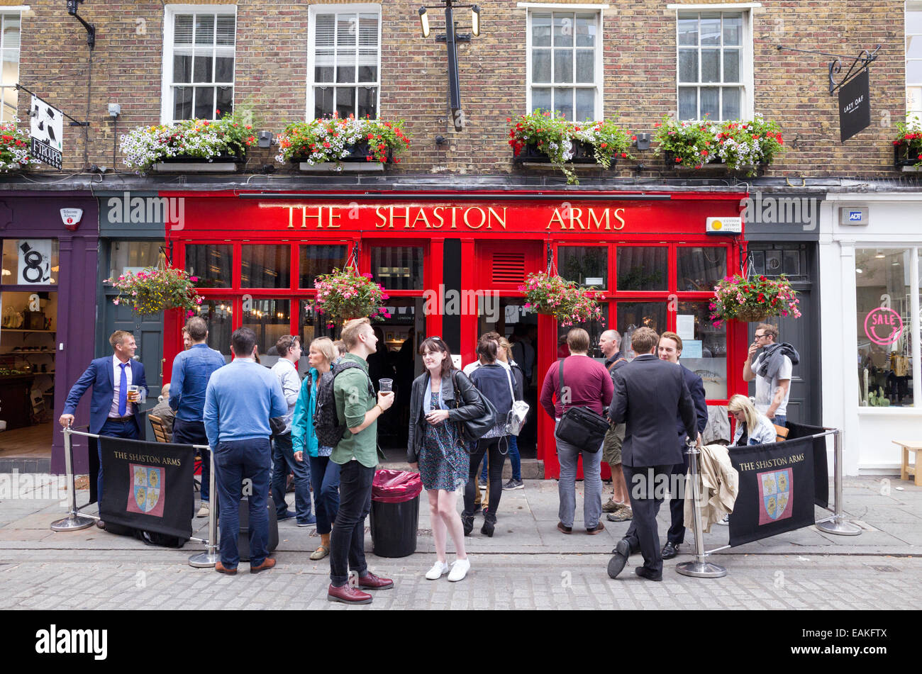 Les personnes qui boivent à l'extérieur de l'Shaston Arms pub à Soho, London, England, UK Banque D'Images
