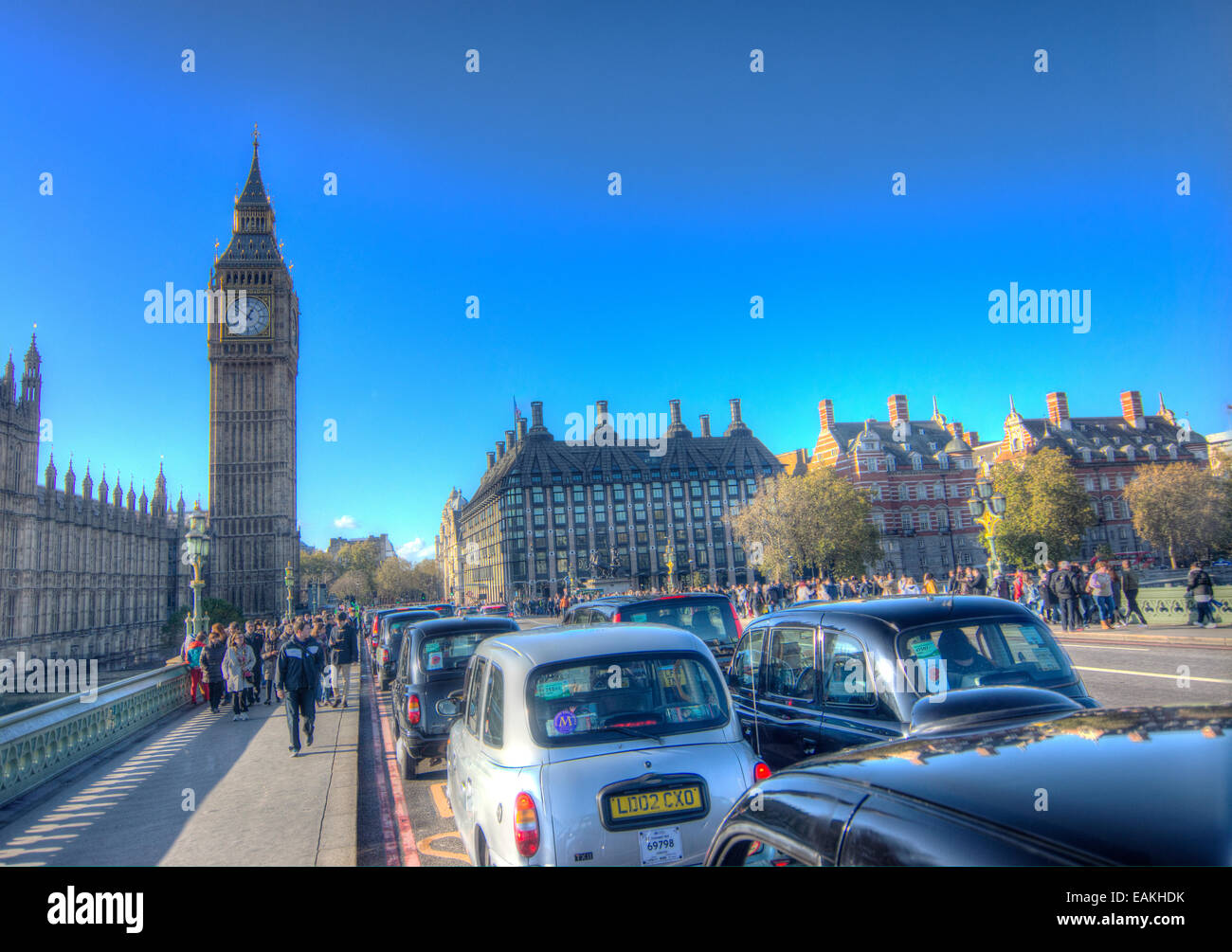 Les taxis sur Westminster Bridge London Taxis Banque D'Images