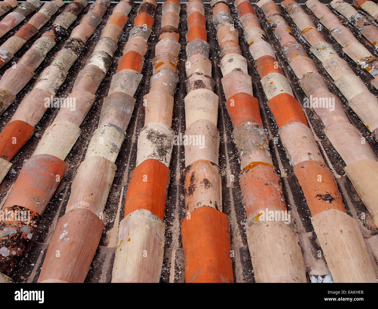 Roman des tuiles sur un toit en Provence Banque D'Images