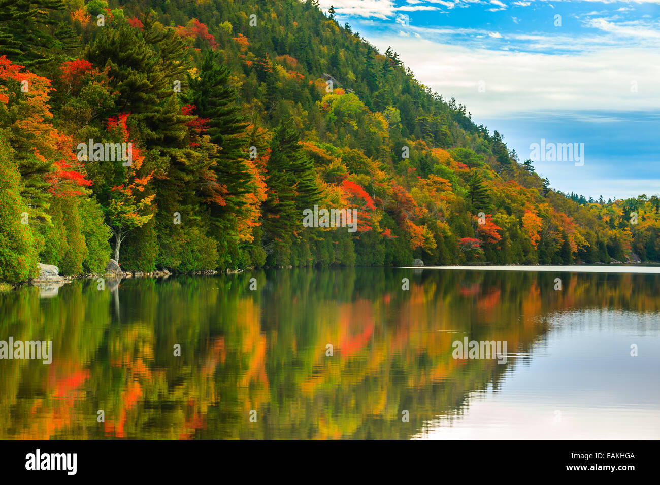Donnant sur l'étang de la bulle en couleurs d'automne dans l'Acadia National Park, Maine, USA. Banque D'Images