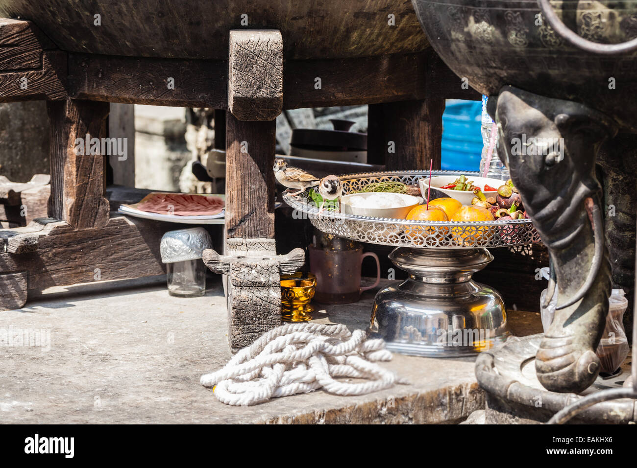 Floreal offrandes religieuses dans un temple bouddhiste à Bangkok, Thaïlande Banque D'Images