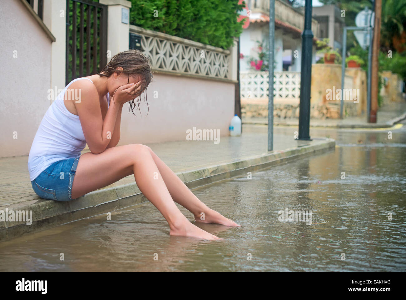 Femme Triste A Pleurer Dans La Rue Photo Stock Alamy Femme Triste A Pleurer Dans La Rue Photo Stock Alamy