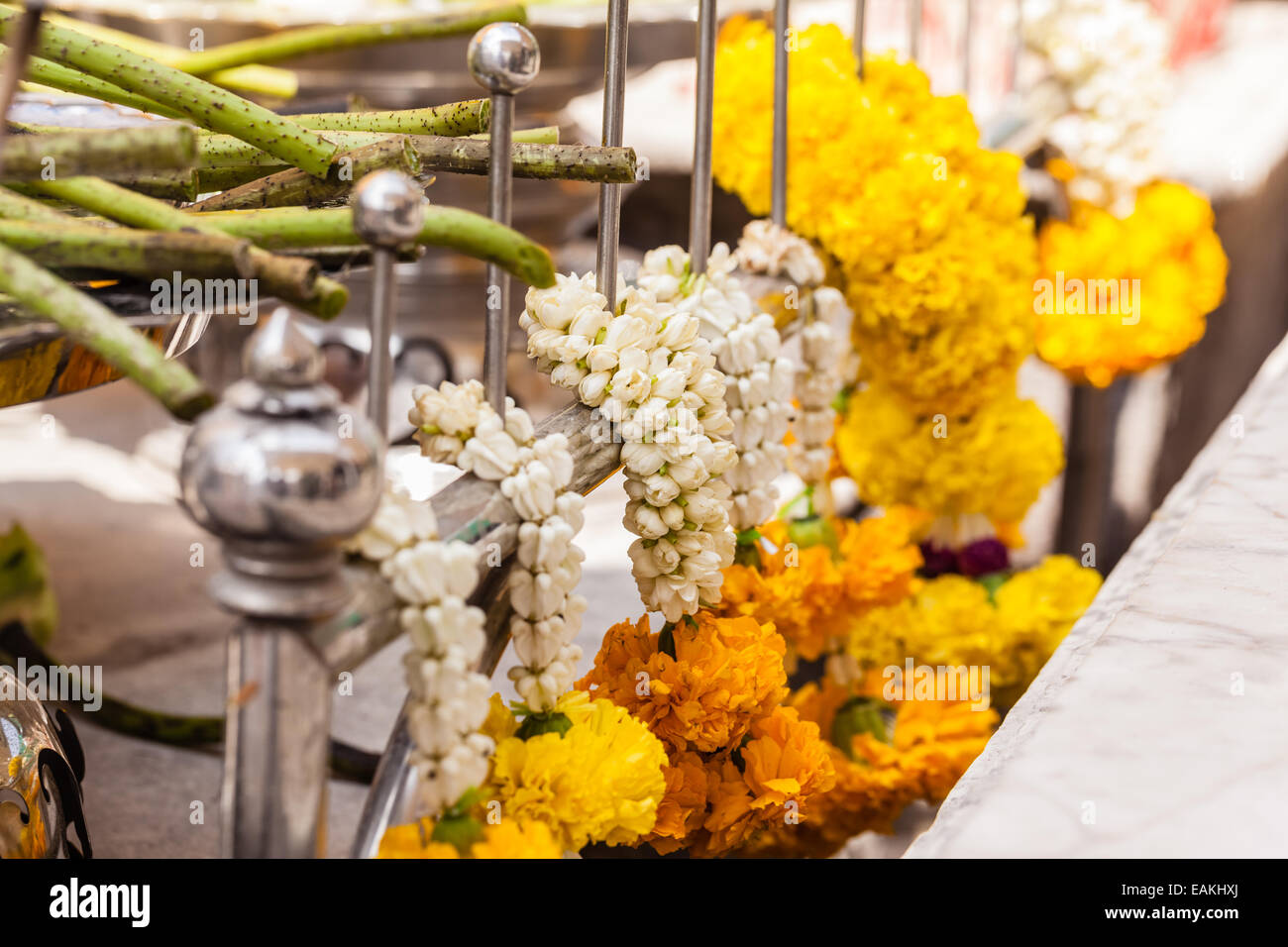 Floreal offrandes religieuses dans un temple bouddhiste à Bangkok, Thaïlande Banque D'Images