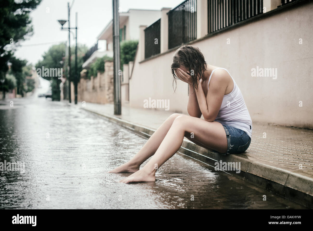 Femme Triste A Pleurer Dans La Rue Photo Stock Alamy Femme Triste A Pleurer Dans La Rue Photo Stock Alamy