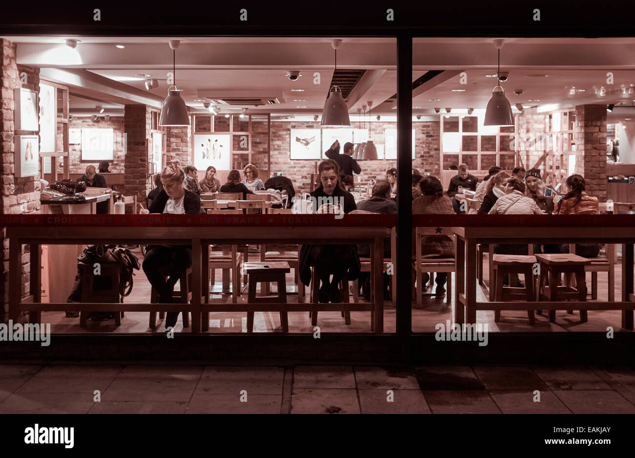 Café de Nuit pret à Russell Square, Londres Banque D'Images