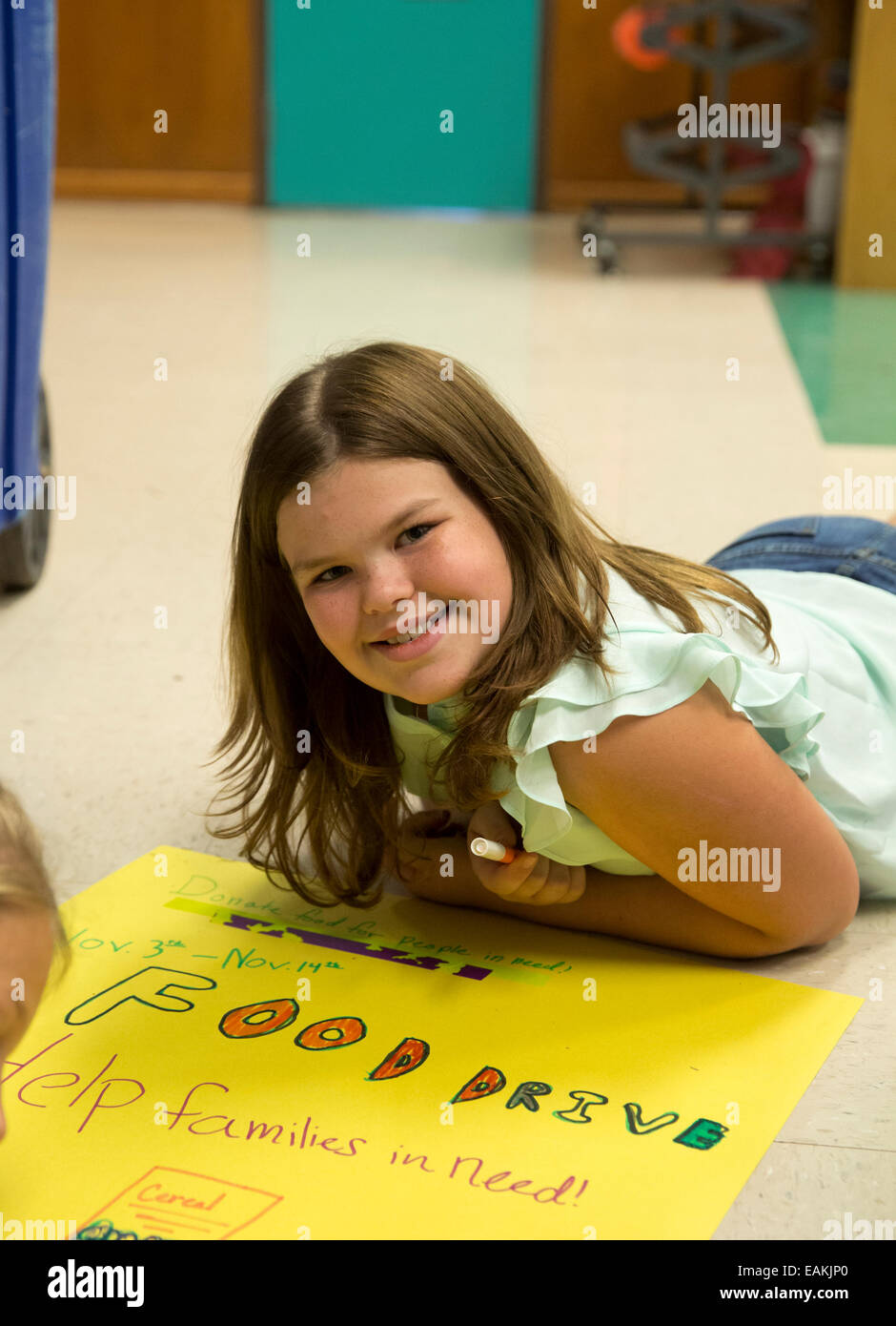 Les élèves de cinquième année et les membres de la direction de l'école élémentaire à la Texas Club, préparer des affiches et panneaux pour nourriture Banque D'Images