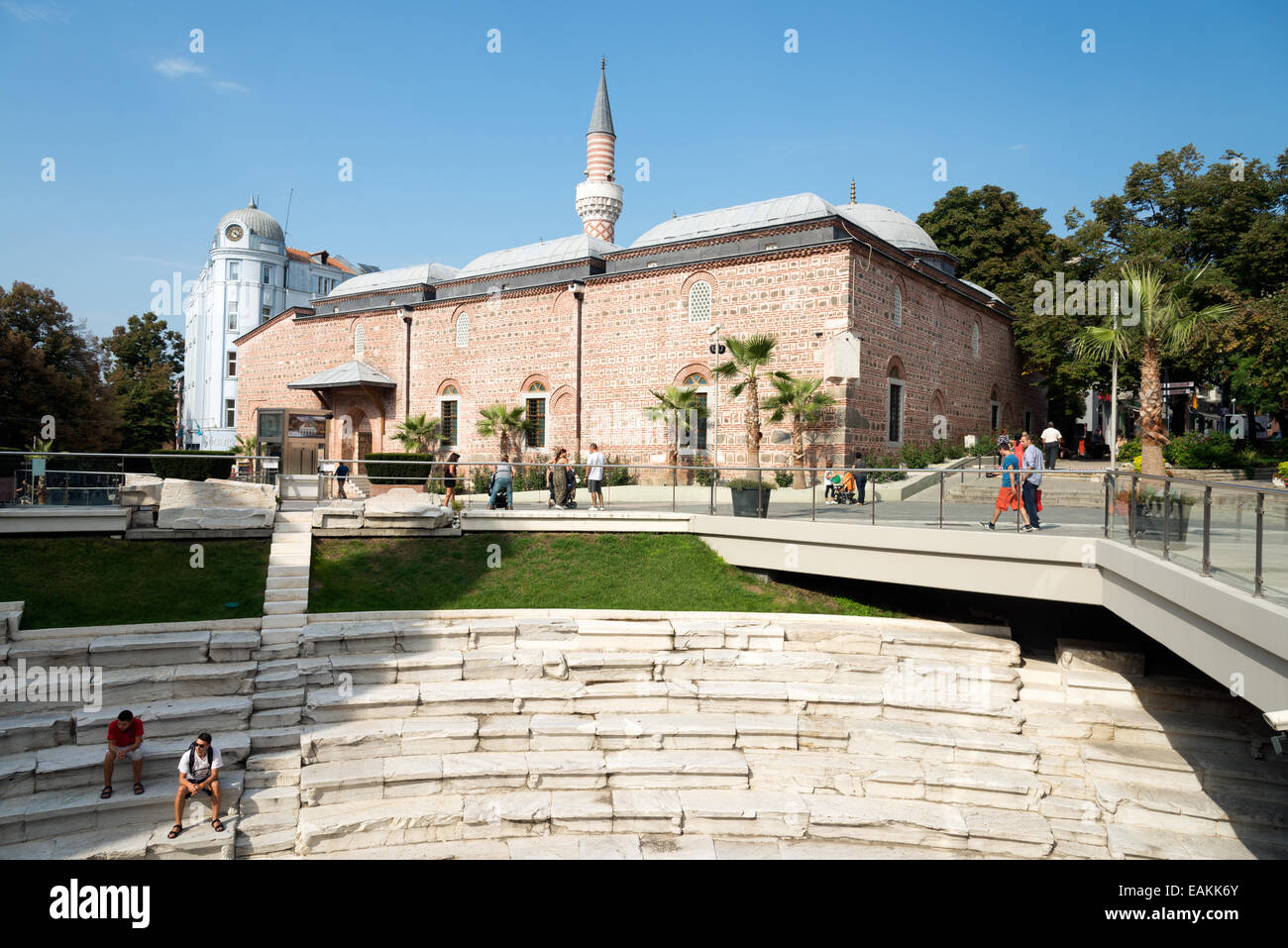La partie courbe de la le stade de Philippopolis et la mosquée Dzhumaya, Plovdiv, Bulgarie Banque D'Images