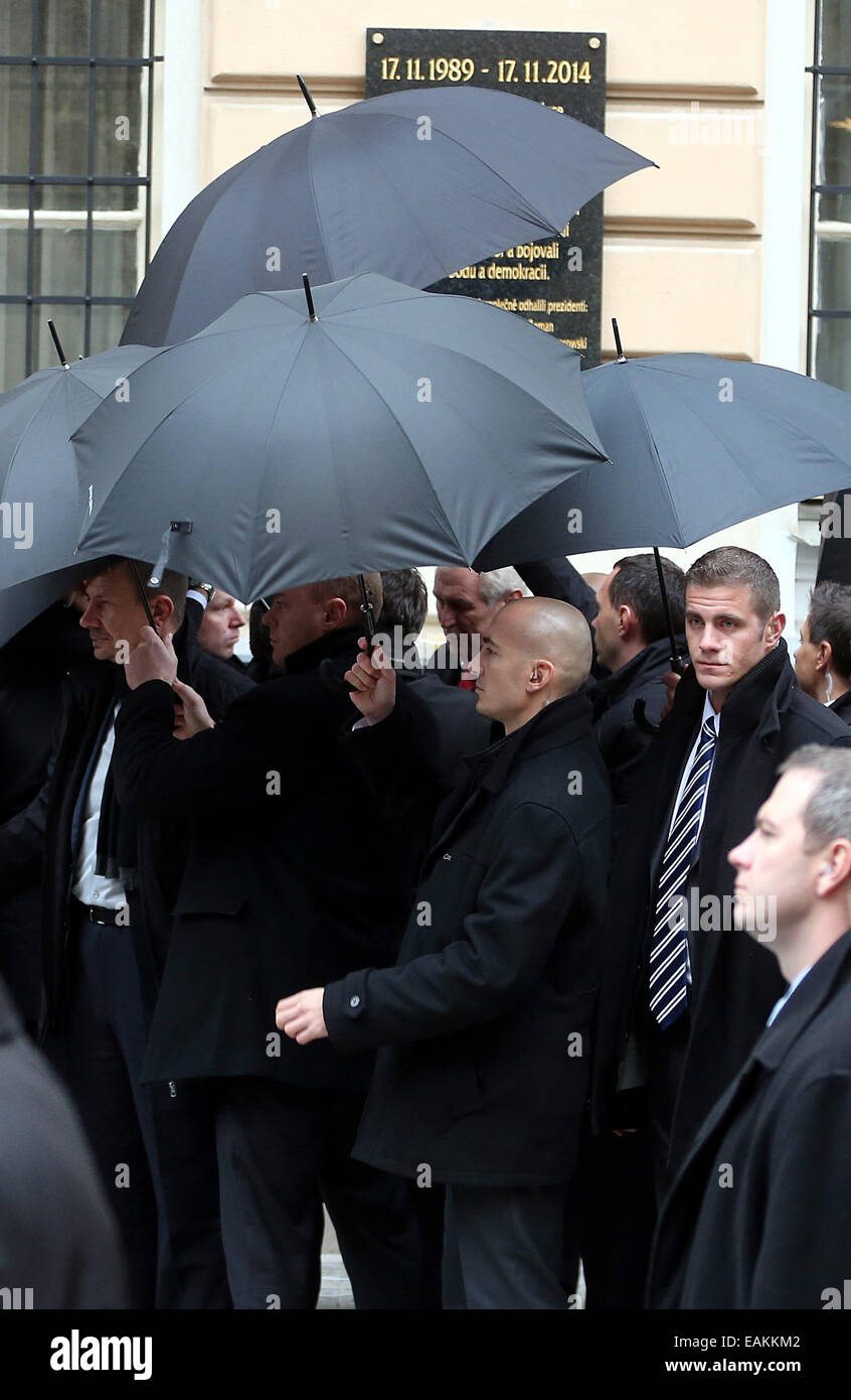 Prague, République tchèque. 17 novembre, 2014. Le personnel de sécurité protéger l'état d'oeufs et de tomates présidents projetés lors de la cérémonie de la révélation d'une plaque commémorative sur le 25e anniversaire de la révolution de velours à Prague, République tchèque, 17 novembre 2014. Le chef de l'Etat allemand prend part à une réunion avec les présidents des pays de Visegrad à l'occasion du 25e anniversaire de la révolution pacifique. Photo : WOLFGANG KUMM/dpa/Alamy Live News Banque D'Images