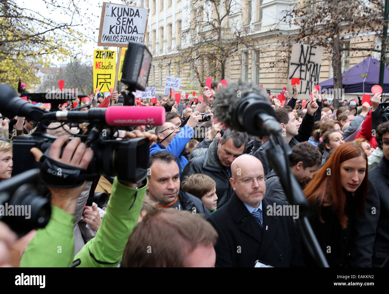 Prague, République tchèque. 17 novembre, 2014. Les gens qui manifestent contre le président tchèque Zeman lors de la cérémonie de la révélation d'une plaque commémorative sur le 25e anniversaire de la révolution de velours à Prague, République tchèque, 17 novembre 2014. Le chef de l'Etat allemand prend part à une réunion avec les présidents des pays de Visegrad à l'occasion du 25e anniversaire de la révolution pacifique. Photo : WOLFGANG KUMM/dpa/Alamy Live News Banque D'Images