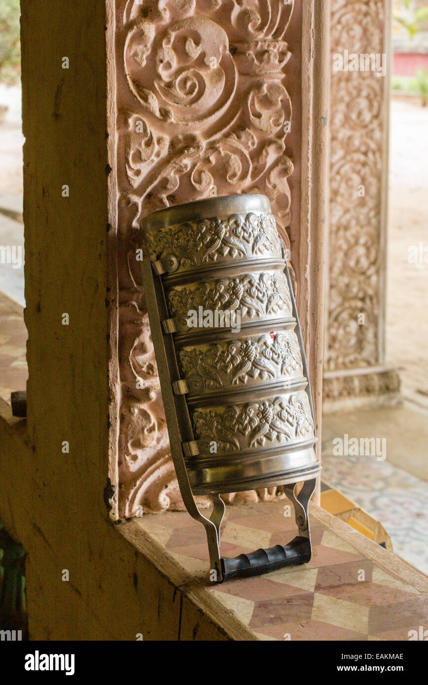 Richement décorés, tiffin lunch, contre la tout aussi élaborer porche d'un monastère bouddhiste theravada Khmer , Tra Vinh Banque D'Images