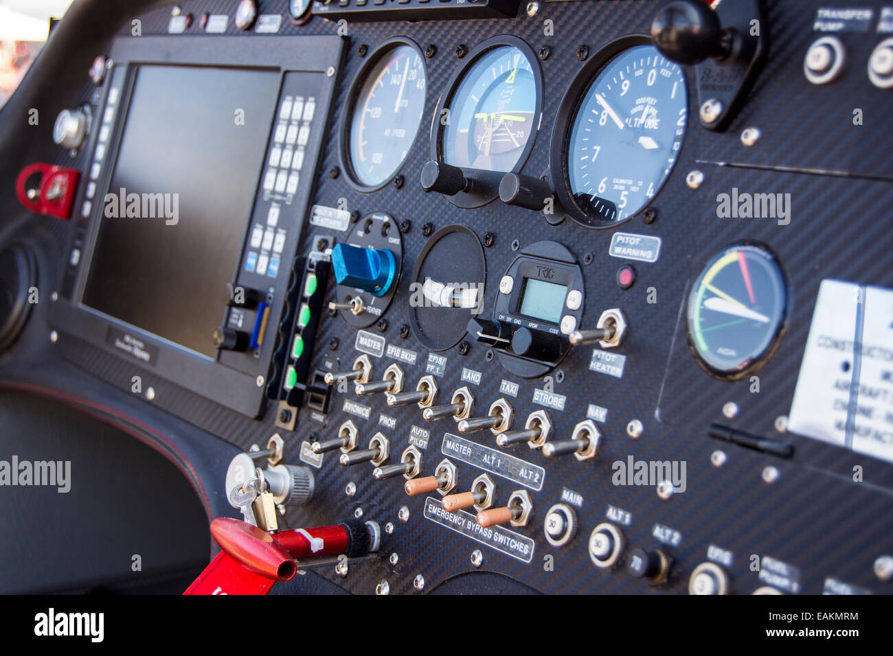 Intérieur d'un cockpit montrant les jauges et le panneau de commande. Banque D'Images