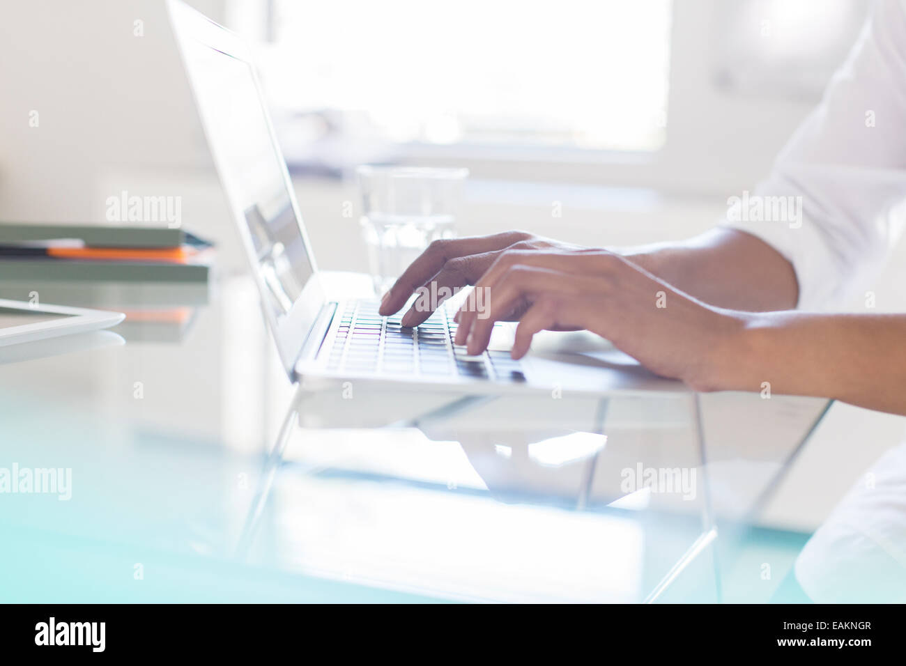 Mains de businesswoman typing on laptop in office Banque D'Images