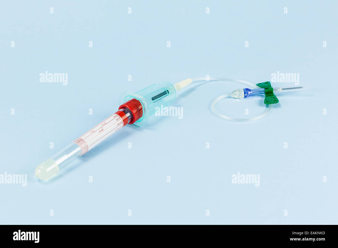 Un flacon de sang vide attaché à une aiguille papillon Banque D'Images