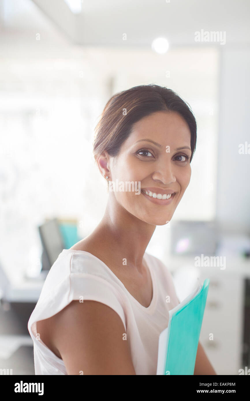 Portrait of smiling businesswoman in office Banque D'Images