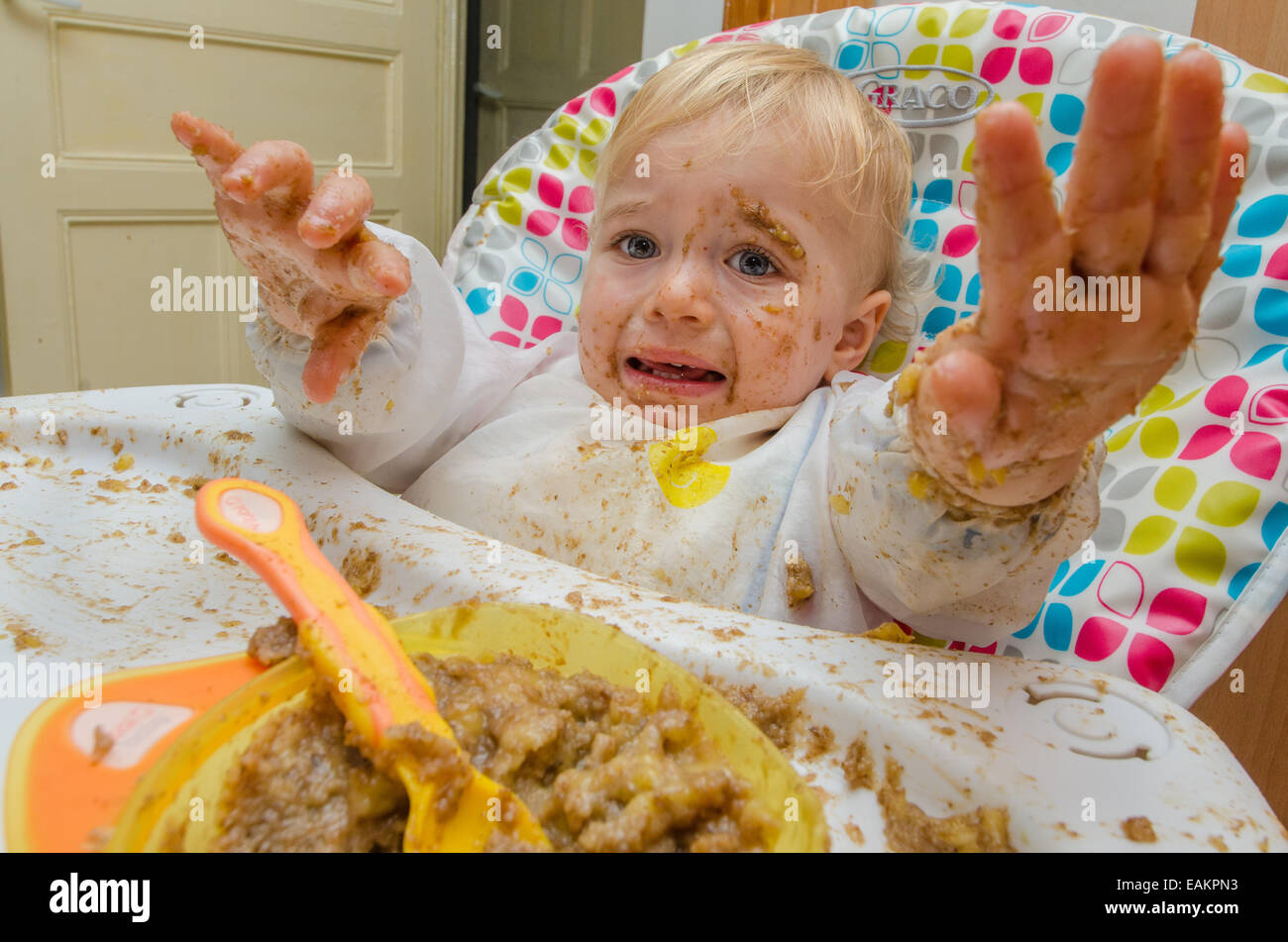 Un Petit Garcon Ca 18 Mois Fait Une Terrible Situation De Son Repas Photo Stock Alamy