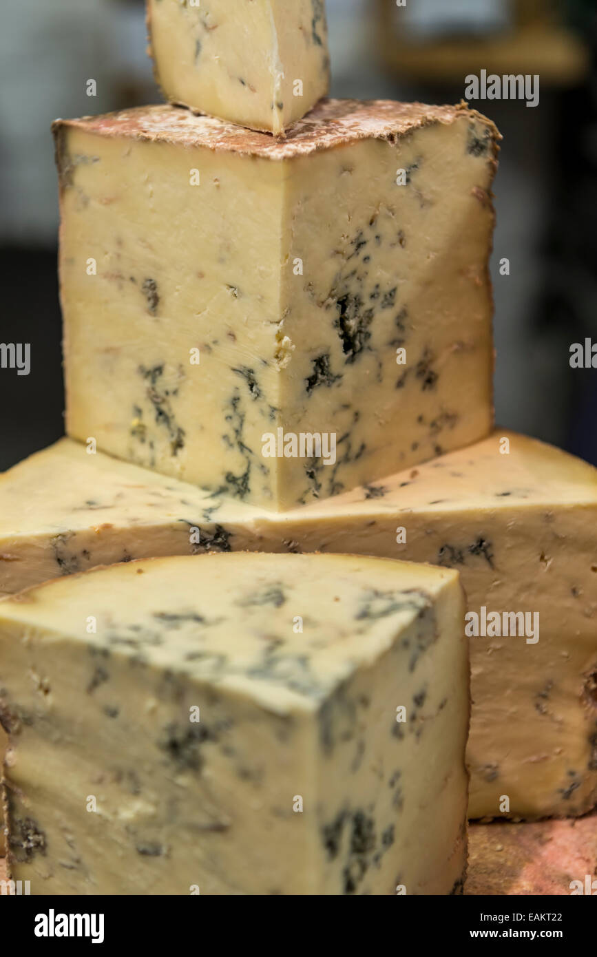 Pile de différentes tailles de portions de fromage bleu sur l'affichage Banque D'Images