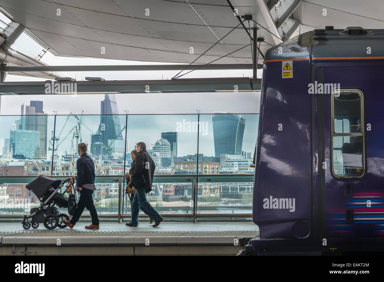 Famille avec un landau à marcher le long de la plate-forme à la gare de Blackfriars au centre de Londres après être descendu d'un train Thameslink Banque D'Images