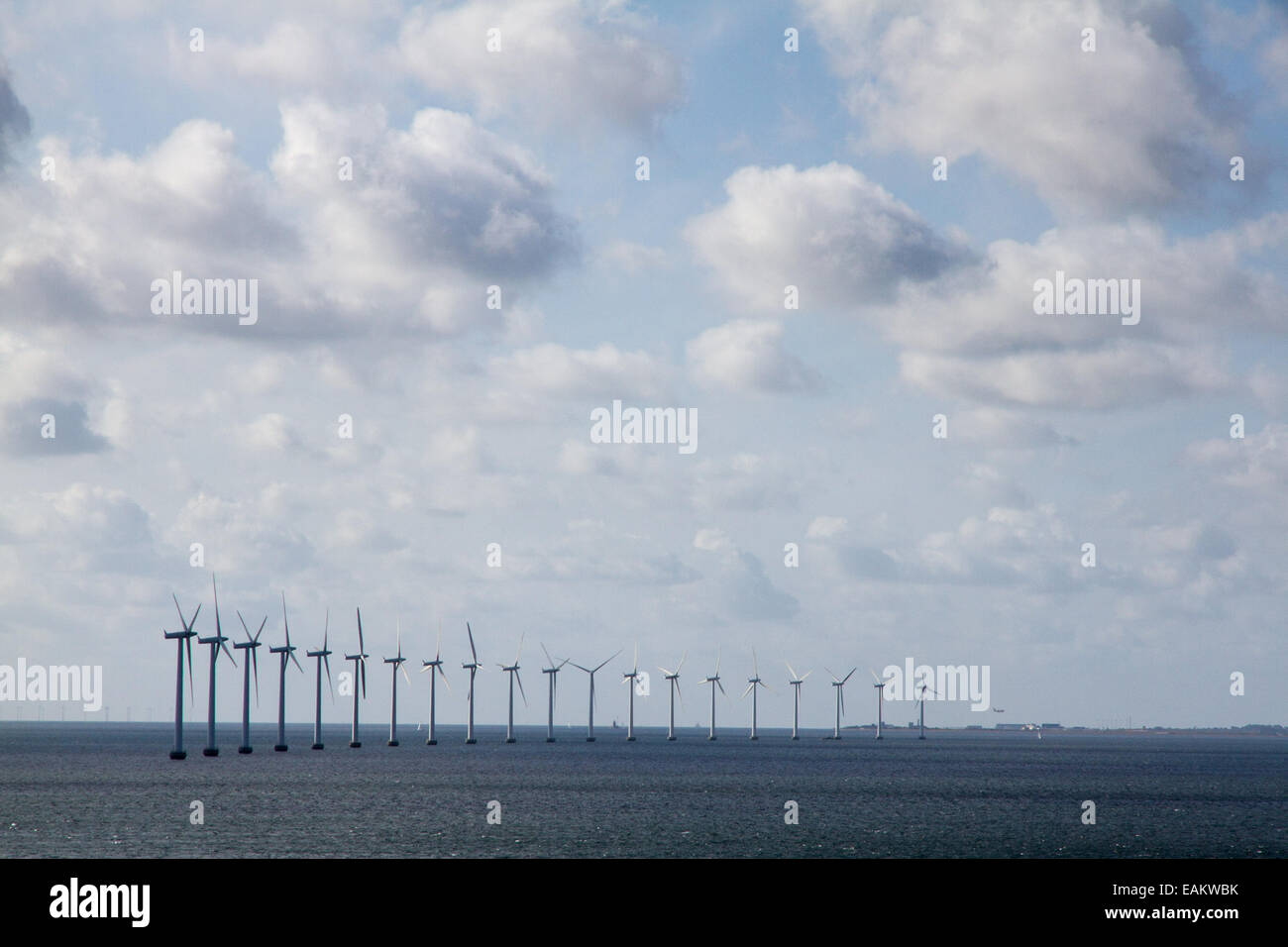 Les éoliennes en mer avec des aéronefs Banque D'Images