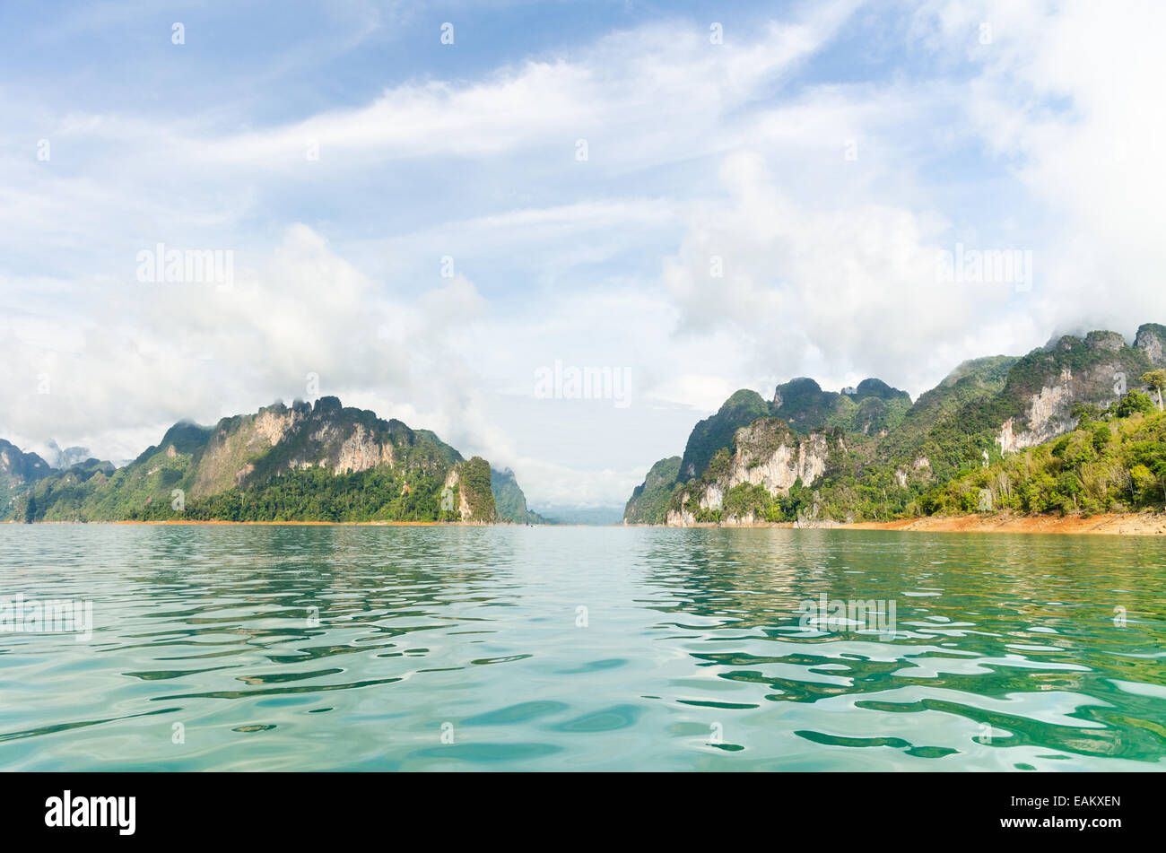 Belle île et le lac vert en été au barrage Ratchaprapha, parc national de Khao Sok, Province de Surat Thani, Thaïlande de Guilin Banque D'Images