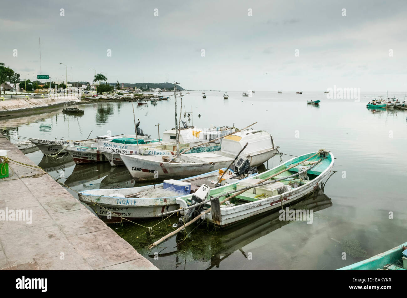 Les bateaux de pêche amarrés au quai le long de la Melecon et ancré sur la baie de Campeche, Campeche, Mexique. Banque D'Images