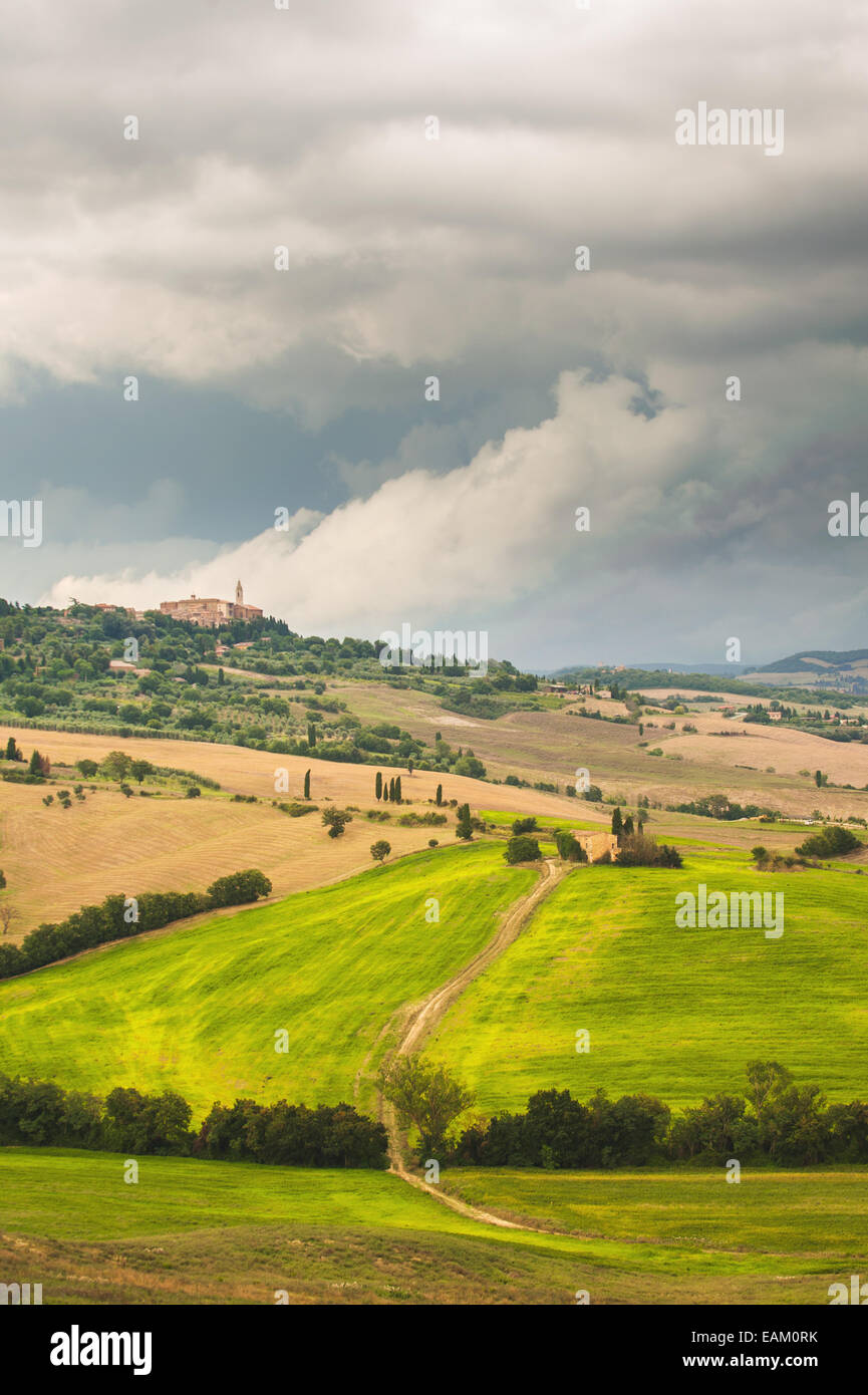Beau paysage rural toscan dans atmosphère jour de tempête Banque D'Images