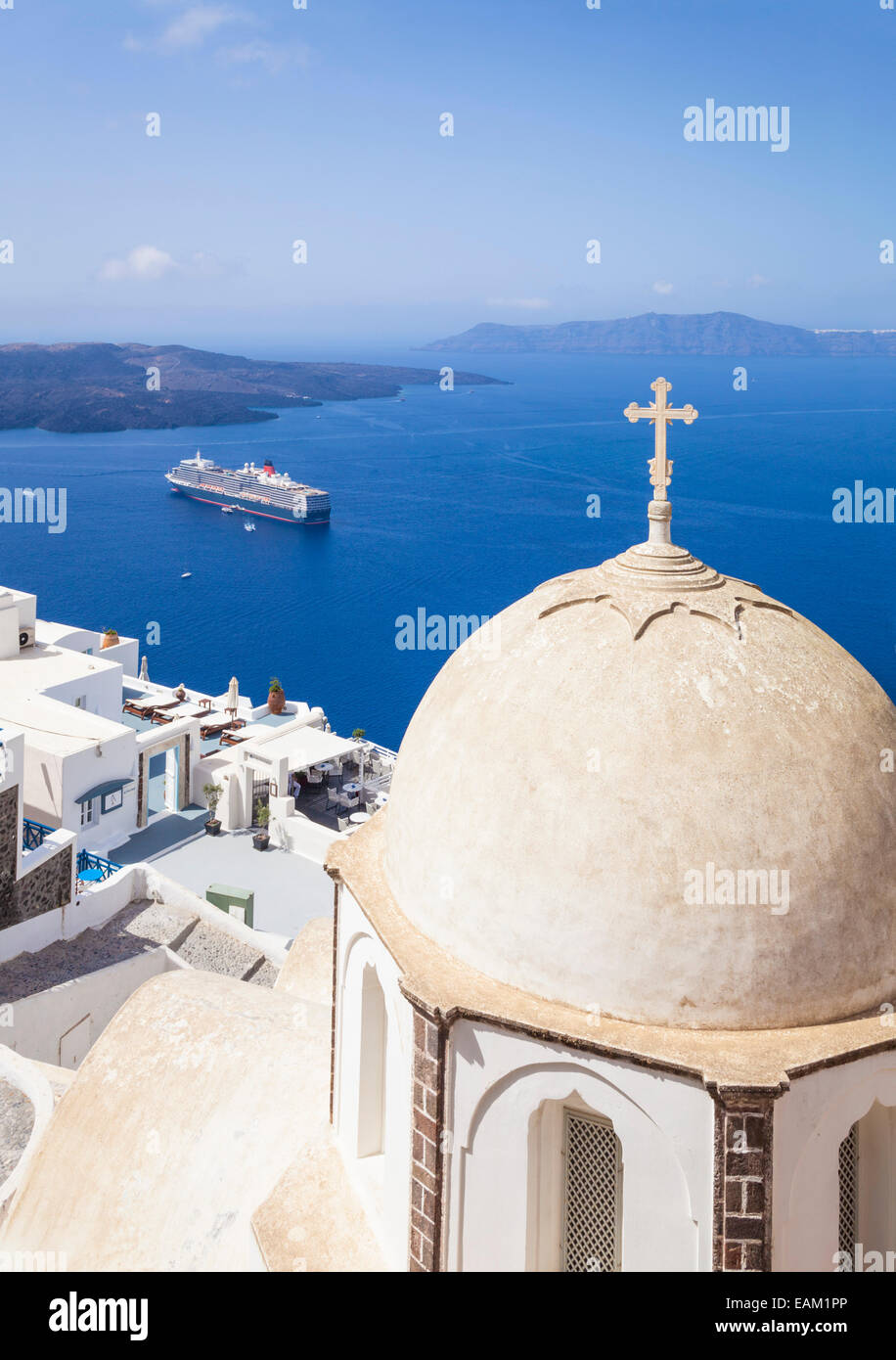 Dôme de l'église et des navires de croisière Santorin Fira, Santorini, Cyclades, Mer Égée, Grèce, Union européenne, Europe Banque D'Images