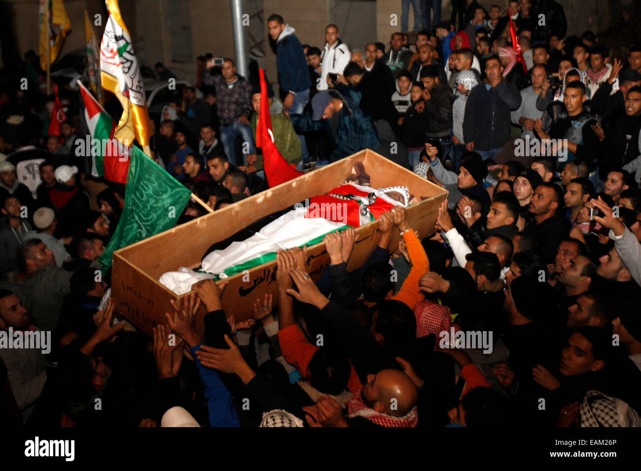 Jérusalem. 17 novembre, 2014. Pleureuses palestiniennes d'assister aux funérailles de bus driver Yusuf Hassan al-Ramouni dans la ville d'Abu Dis, près de Jérusalem, le 17 novembre 2014. Un chauffeur palestinien a été trouvé pendu à l'intérieur de son véhicule à Jérusalem, un incident palestiniens faute sur 'les colons juifs', tandis qu'Israël a dit que c'était un suicide apparent. Tard dimanche soir, le corps de Yusuf Hassan al-Ramouni, 32 ans, a été découvert pendu à l'intérieur d'un bus stationné à la Jérusalem d'autobus. © Muammar Awad/Xinhua/Alamy Live News Banque D'Images