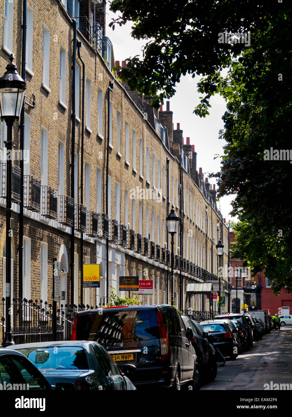 Maisons mitoyennes et des voitures en stationnement dans la région de Compton Terrace off Upper Street à Canonbury Islington North London N1 UK Banque D'Images