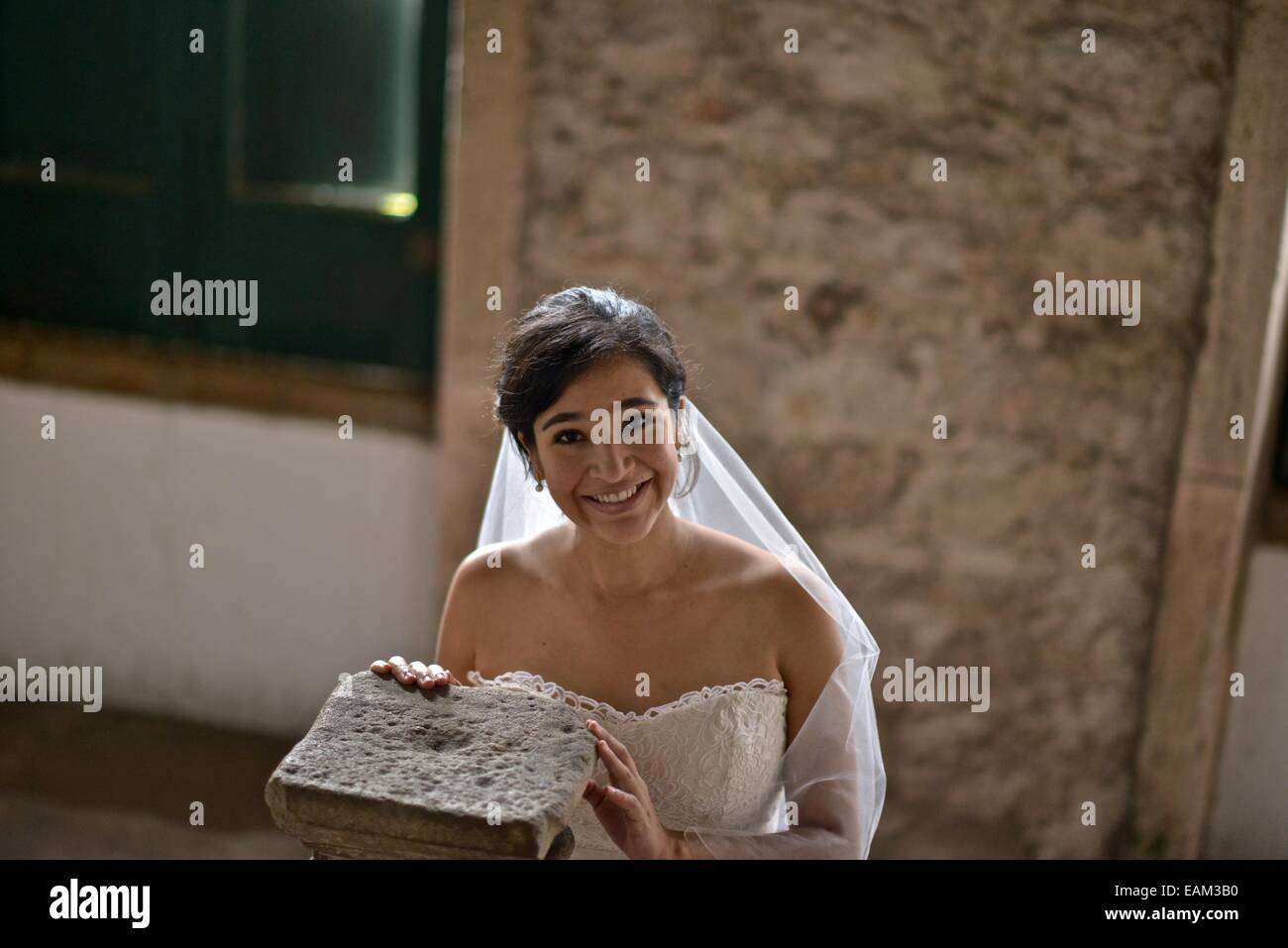 Hispanic bride se préparer le jour de son mariage. Banque D'Images