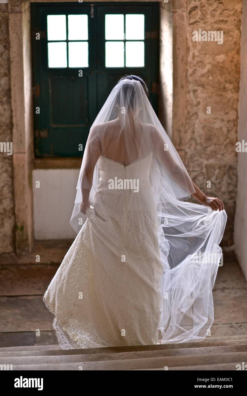 Hispanic bride se préparer le jour de son mariage. Banque D'Images