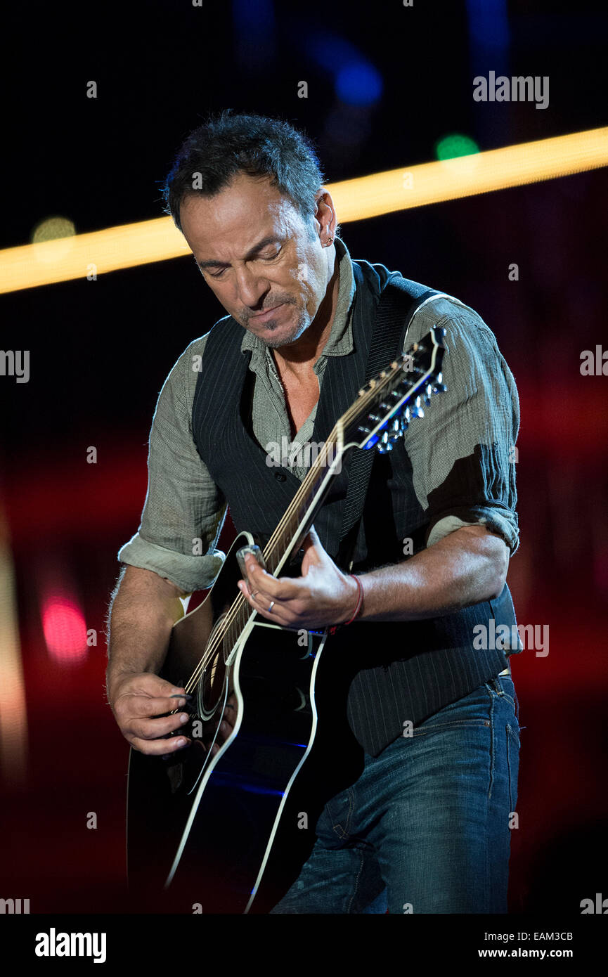 Artiste superstar Rock Bruce Springsteen joue de l'harmonica et de la guitare lors du Concert pour sa bravoure le 11 novembre, 2014 à Washington, D.C. Banque D'Images