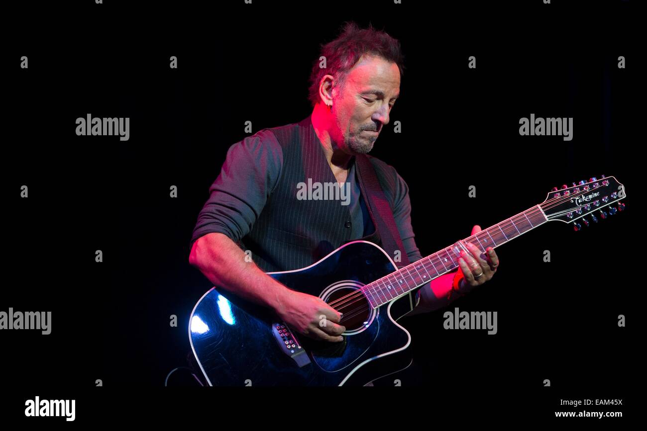 Artiste superstar Rock Bruce Springsteen effectue sur scène pendant la Stand up for Heroes special au Madison Square Garden le 5 novembre 2014 à New York City, New York. Banque D'Images