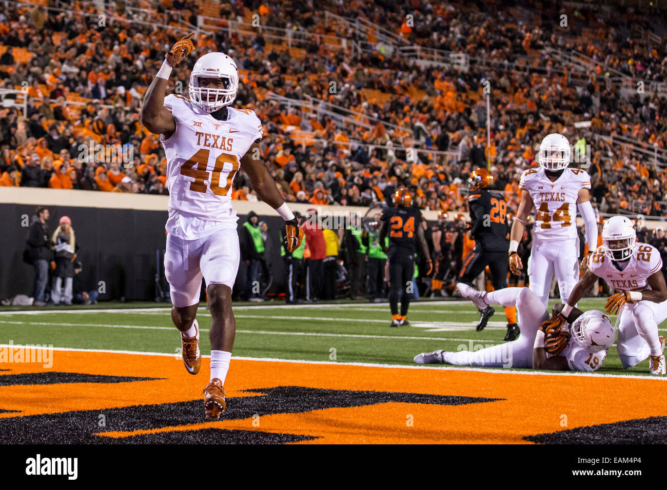 15 novembre 2104 : Texas longhorns linebacker Naashon Hughes (40) célèbre comme Texas longhorns linebacker Peter Jinkens (19) downs le punt au cour d'une ligne lors de la NCAA football le jeu entre l'Oklahoma State Cowboys et le Texas longhorns à Boone Pickens Stadium à Stillwater, OK. Les Longhorns défait les cowboys 28-7. Banque D'Images