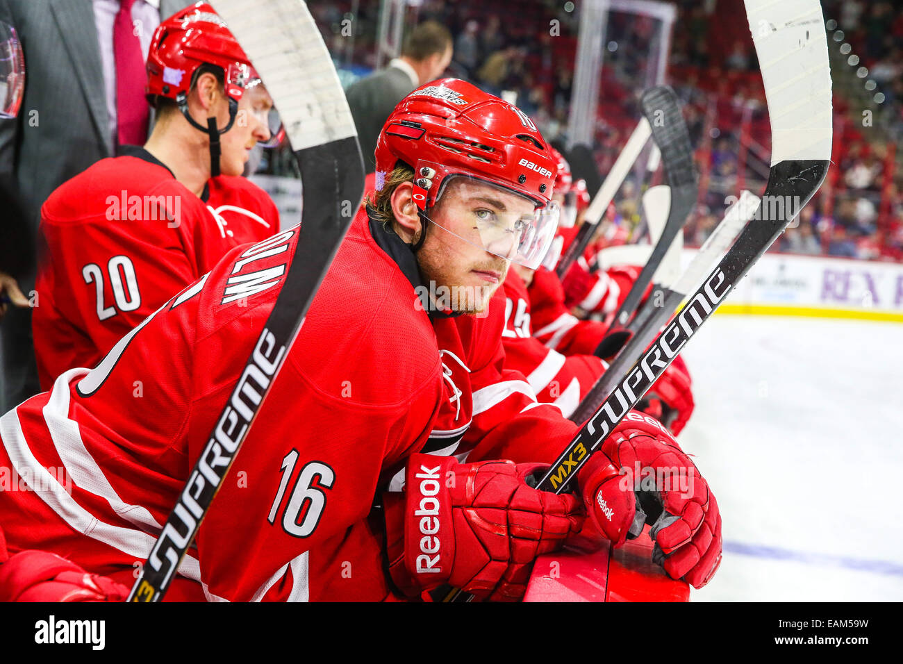 Raleigh, Caroline du Nord, USA. 10 Nov, 2014. Centre des Hurricanes de la Caroline Elias Lindholm (16) au cours de la partie de la LNH entre les Flames de Calgary et les Hurricanes de la Caroline au PNC Arena. Les Hurricanes de la Caroline a vaincu les Flames de Calgary 4-1. © Andy Martin Jr./ZUMA/Alamy Fil Live News Banque D'Images