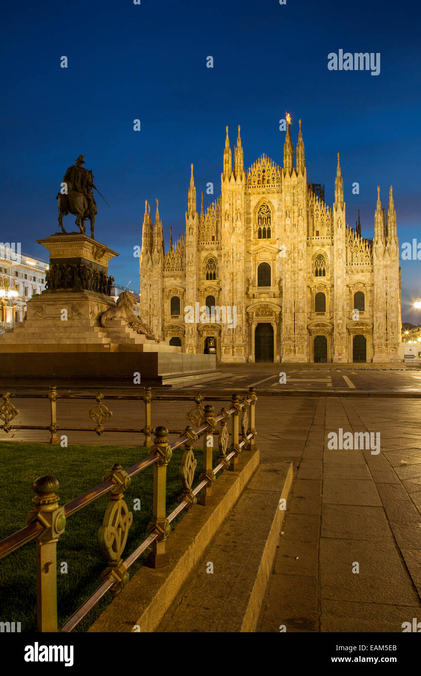 Statue de Vittorio Emanuele et cathédrale de la Piazza del Duomo, Milan, Lombardie, Italie Banque D'Images
