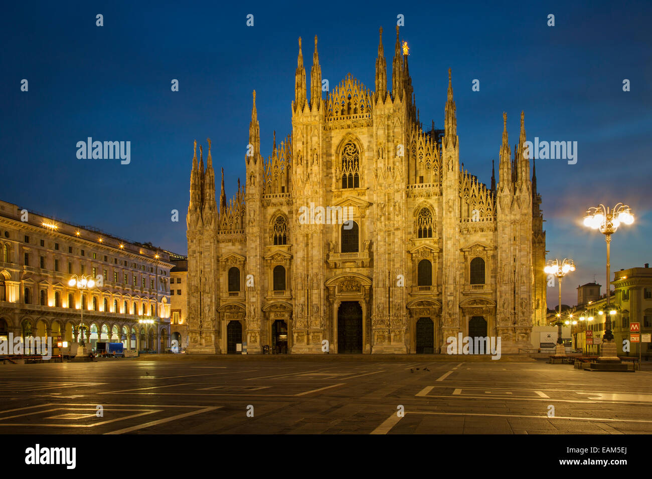 Avant l'aube, la lumière dans la cathédrale de la Piazza del Duomo, Milan, Lombardie, Italie Banque D'Images