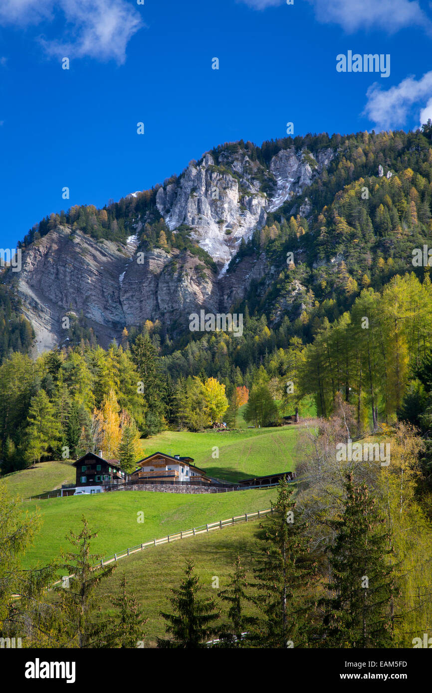 Maison de montagne dans les dolomites près de Santa Maddelena, Val di Funes, Trentin-Haut-Adige, Italie Banque D'Images