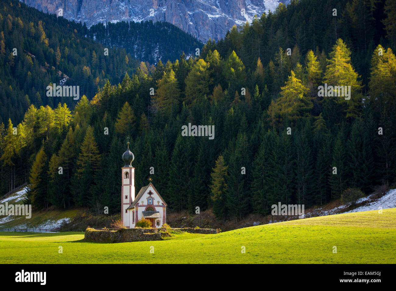 Église Saint St Johann en dessous du Geisler Spitzen, Dolomites, Val di Funes, Trentin-Haut-Adige, Italie Banque D'Images