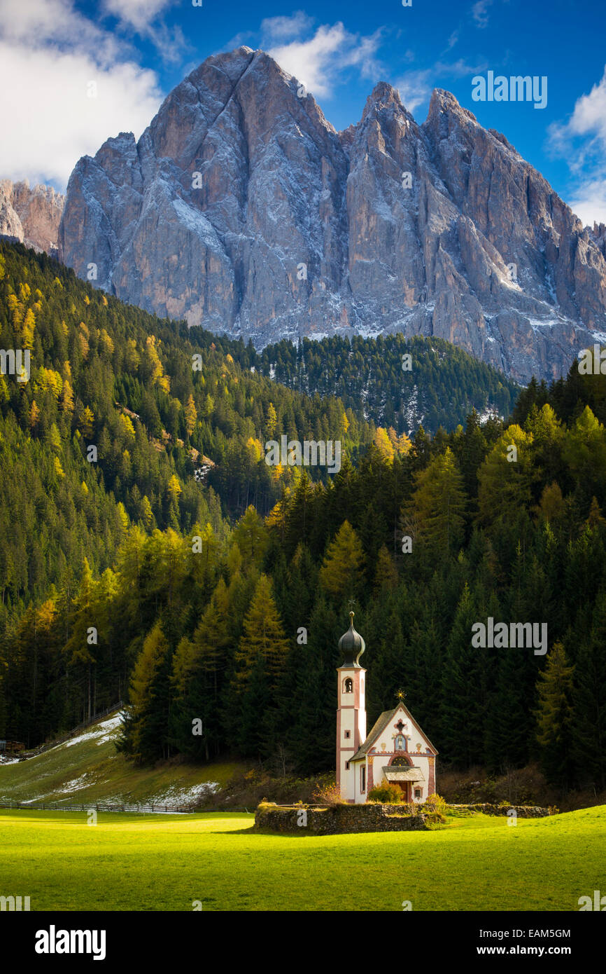 Église Saint St Johann en dessous du Geisler Spitzen, Dolomites, Val di Funes, Trentin-Haut-Adige, Italie Banque D'Images