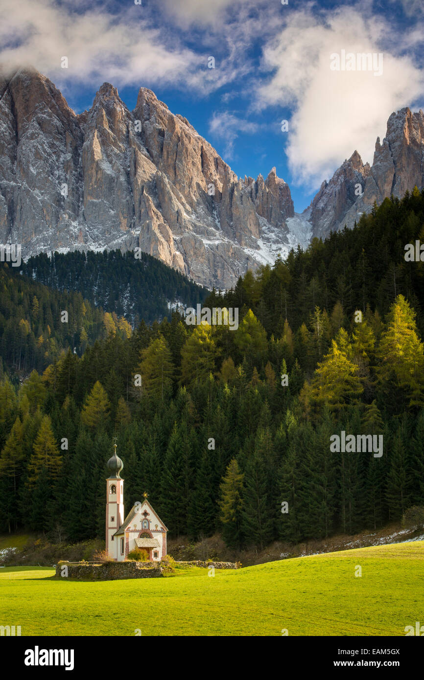 Église Saint St Johann en dessous du Geisler Spitzen, Dolomites, Val di Funes, Trentin-Haut-Adige, Italie Banque D'Images